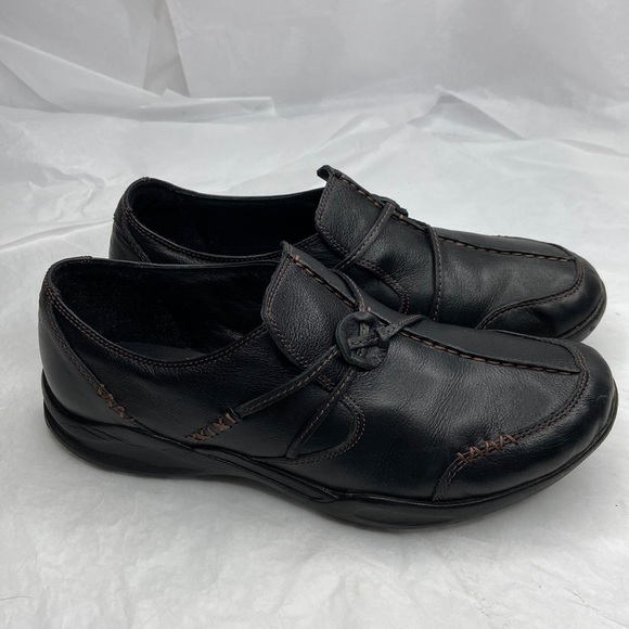 Clarks Shoes - Clarks size 9 black leather loafer/ flats
